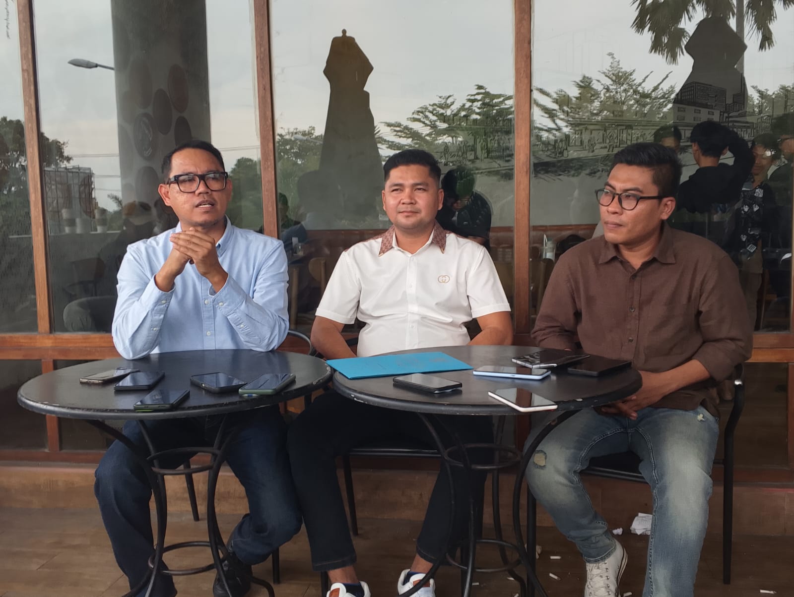 Tersangka Efan Limantika (tengah) didampingi penasihat hukumnya Rudiansyah dan Apriyadin saat jumpa pers di Mataram, Minggu (25/1).