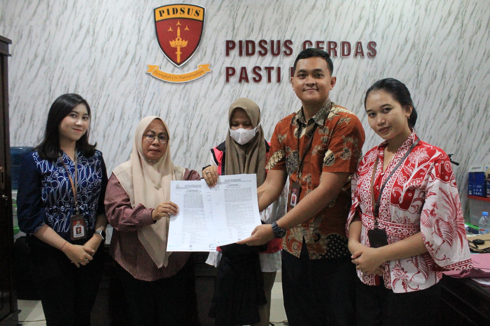 Kejari Bima menahan tersangka Fifi Fatimah (tengah) terkait kasus kredit fiktif bank Mandiri Bima, Jumat (23/1).