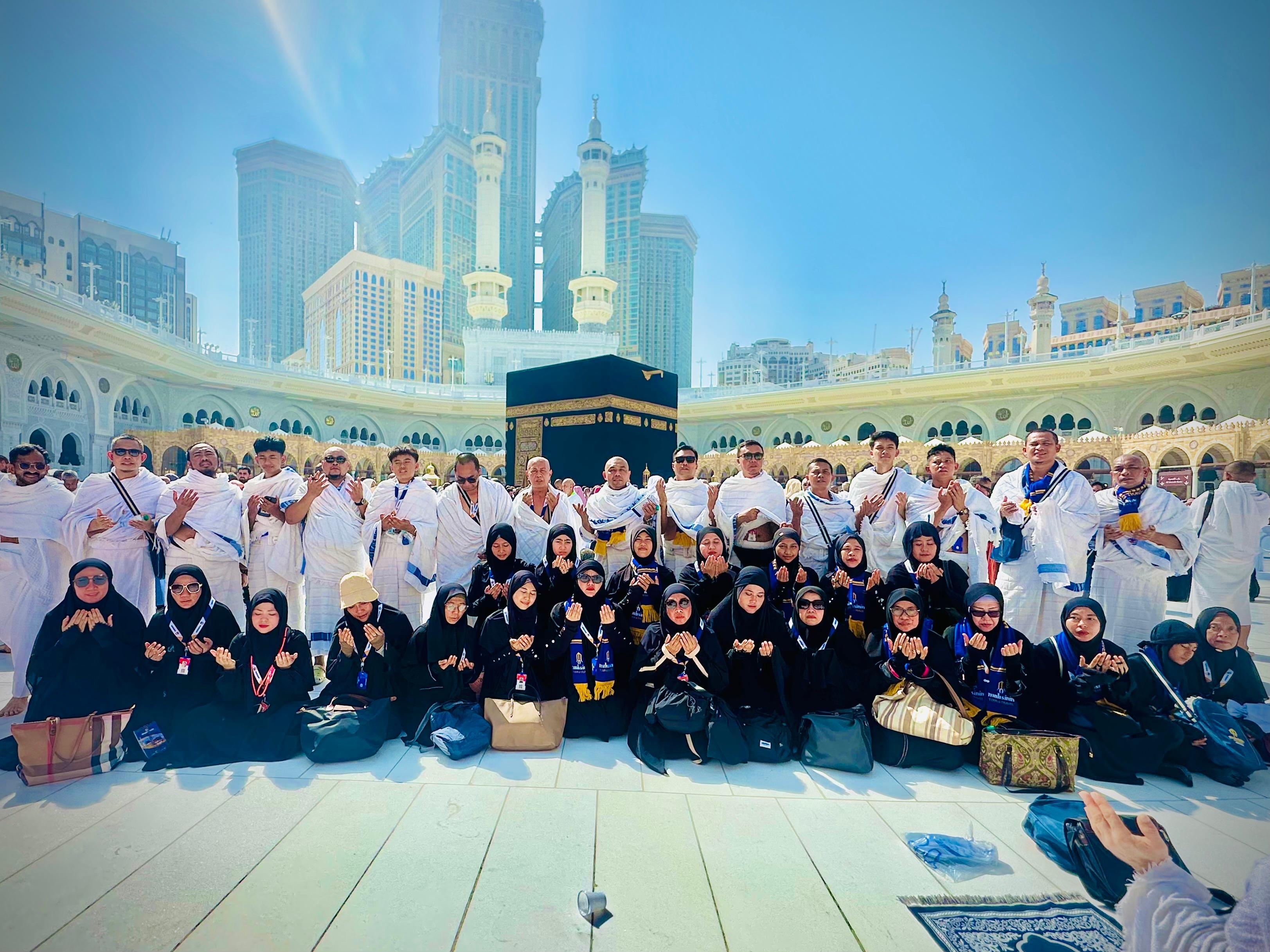 DILIPUTI KEBAHAGIAAN: Rombongan jamaah umrah Muhsinin Tour and Travel usai menunaikan rangkaian ibadah umrah di Tanah Suci.