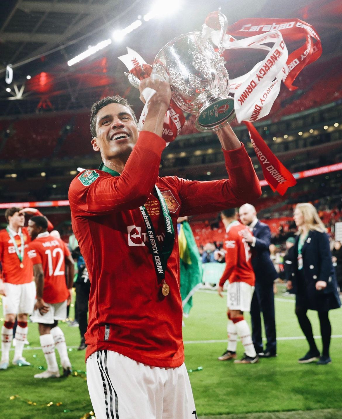 Rapha&euml;l Varane ungkap alasan meninggalkan Real Madrid. Setelah Liga Champions dan Piala Dunia, ia mencari tantangan baru di Manchester Unite