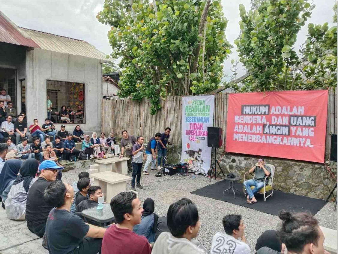 SANG PROFESOR: Zainal Arifin Mochtar mendengarkan roasting terhadap dirinya di Sleman (14/1). - Features (boks) (Jawa Pos)
