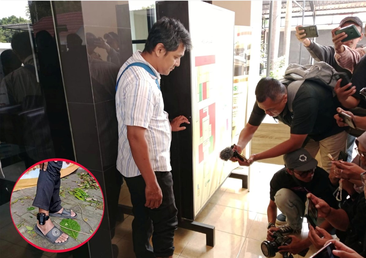 CAPAI KESEPAKATAN: Hogi Minaya masih mengenakan gelang GPS di kakinya saat tiba di Kejari Sleman kemarin (26/1). Setelah kasusnya ditutup, gelang tersebut dilepas.