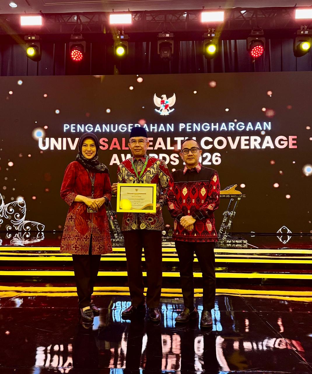 Wakil Wali Kota Mataram TGH Mujiburrahman menerima penghargaan UHC Award disampingi Kadikes Mataram dr Emirald Isfihan.