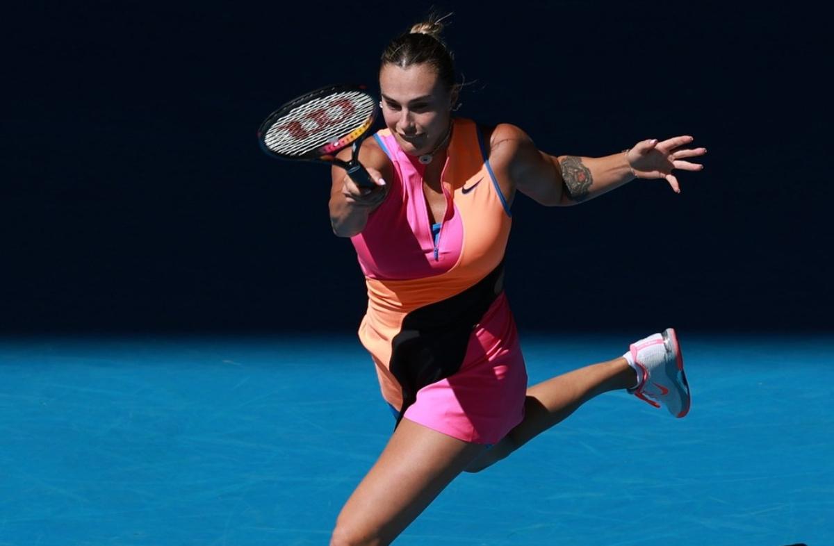 Aryna Sabalenka hancurkan Iva Jovic 6-3, 6-0 dan melaju ke semifinal Australian Open keempat beruntun. Performa dominan sang ratu tenis dunia.