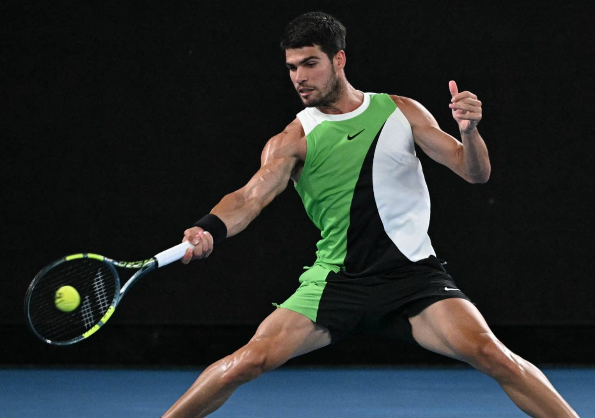 Carlos Alcaraz kalahkan Alex de Minaur dan lolos ke semifinal Australian Open untuk pertama kalinya, siap hadapi Alexander Zverev.