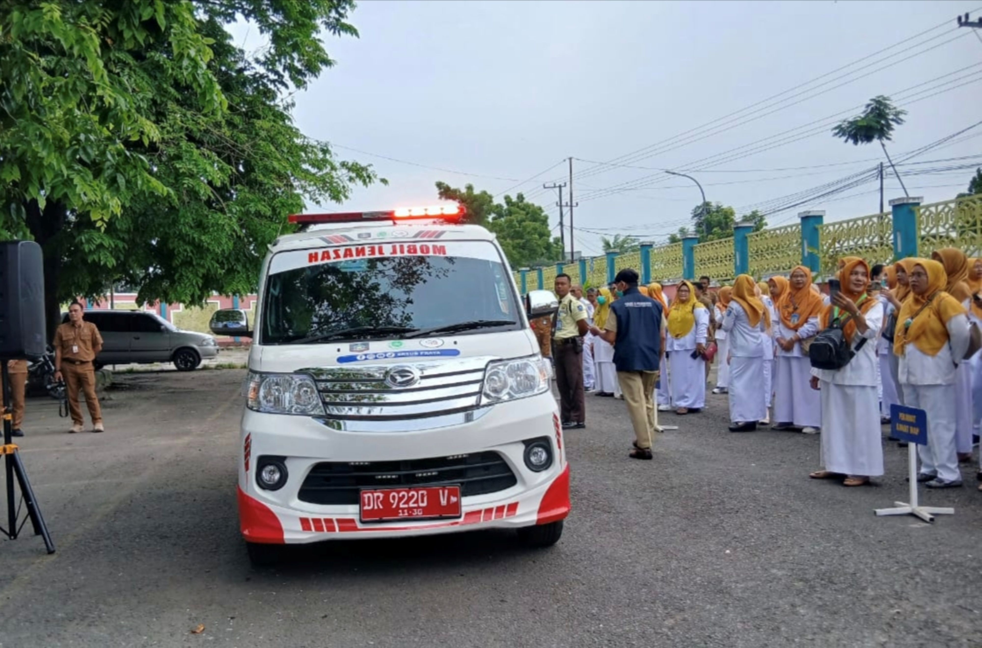 Pemkab Lombok Tengah menyerahkan satu unit mobil ambulans jenazah kepada RSUD Praya, Senin (26/1). Pengantaran jenazah digratiskan RSUD Praya.