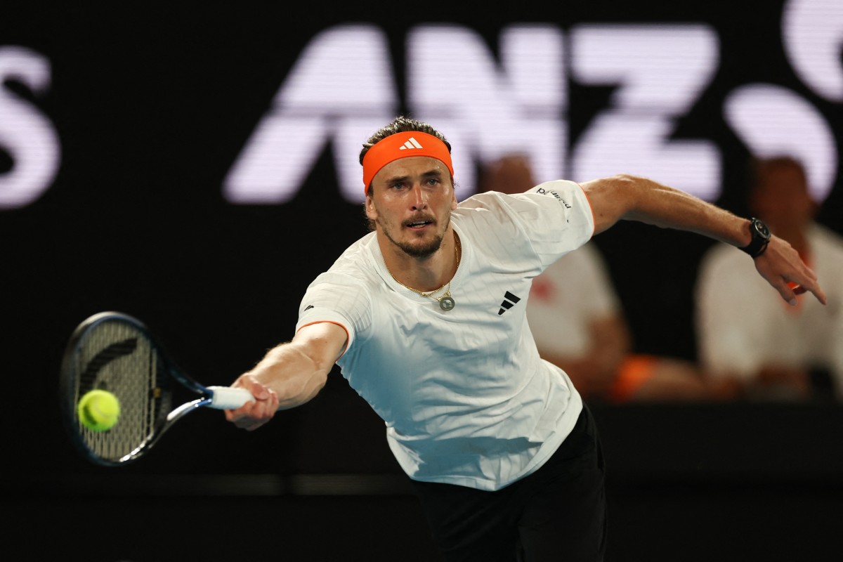 Alexander Zverev memukul bola ke arah Learner Tien dalam pertandingan tunggal putra perempat final Australian Open di Melbourne, 27 Januari 2026. (Foto: IZHAR KHAN / AFP)