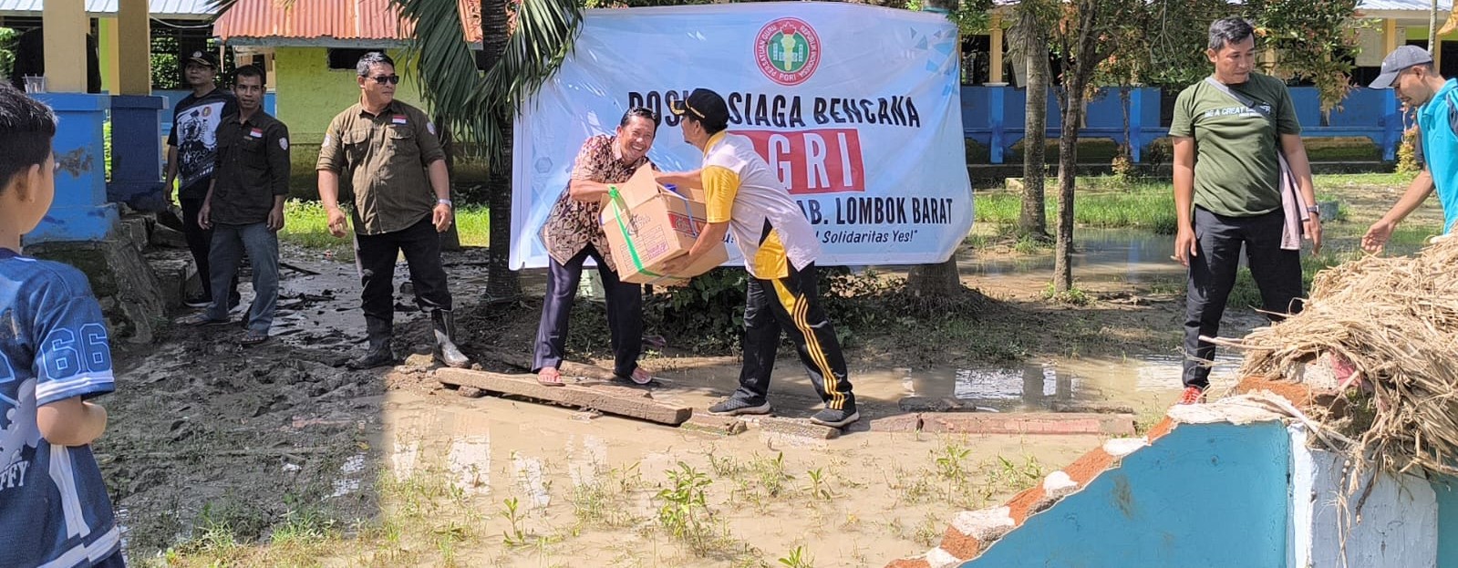 PGRI Lombok Barat menyalurkan bantuan bagi untuk siswa terdampak banjir Sekotong di Kecamatan Sekotong, Lombok Barat, Sabtu (24/1).