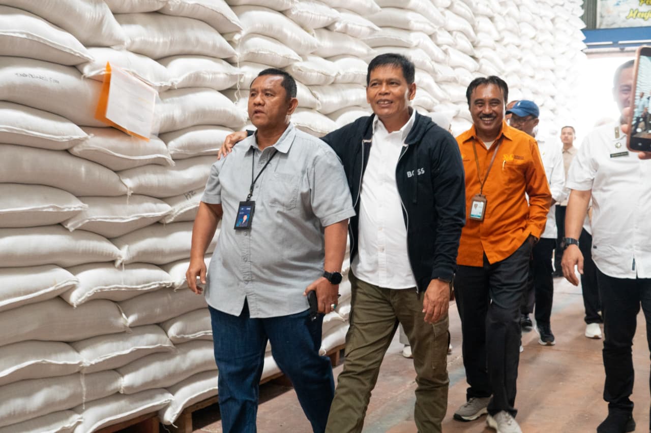 TINJAU GUDANG: Pimwil Bulog NTB Mara Kami Siregar (kiri) bersama Plh Sekda NTB Lalu Mohammad Faozal meninjau stok beras di gudang penyimpanan Bulog NTB di Mataram, belum lama ini.