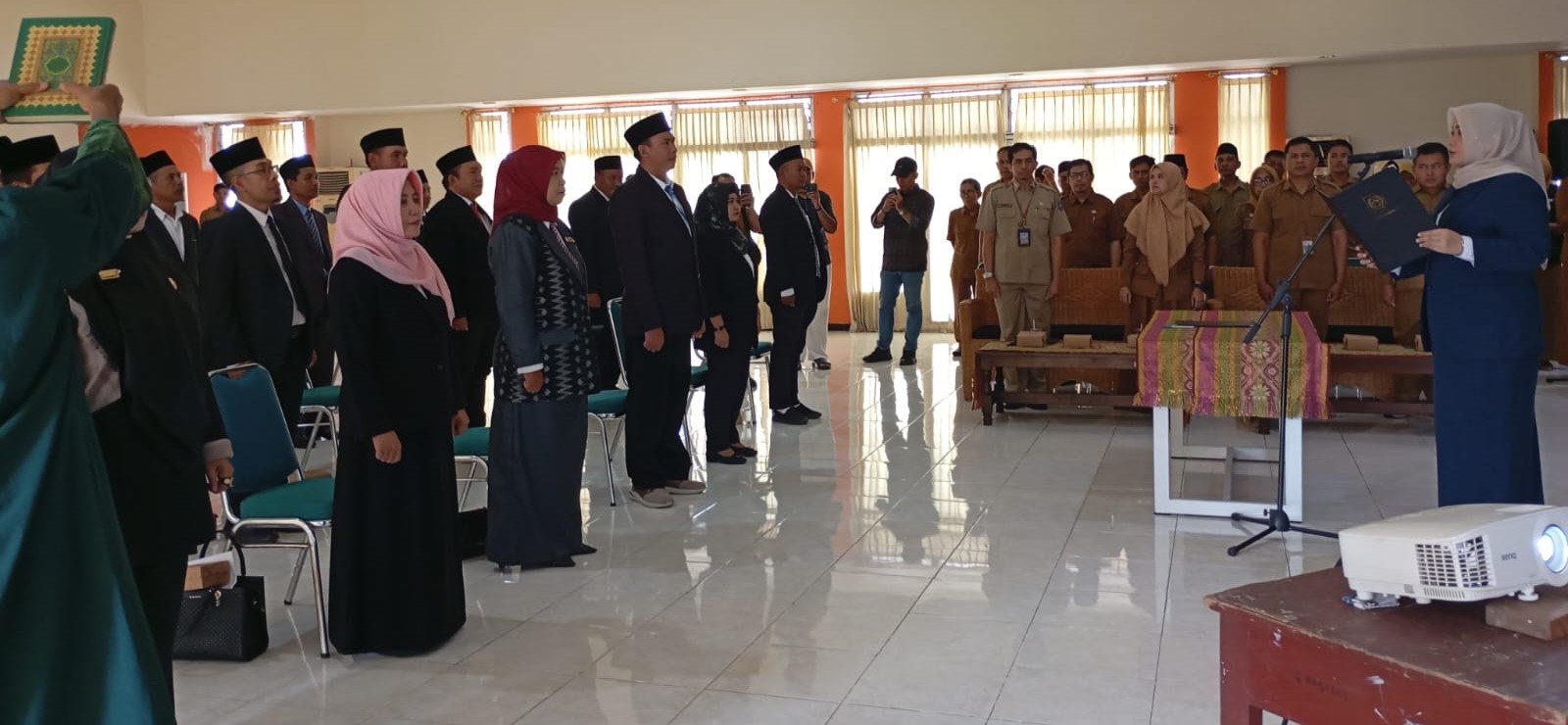 Wakil Gubernur NTB Indah Dhamayanti Putri melantik puluhan kepala SMA/SMK Negeri definitif di Aula Handayani, Disdikpora NTB, Senin (26/1).