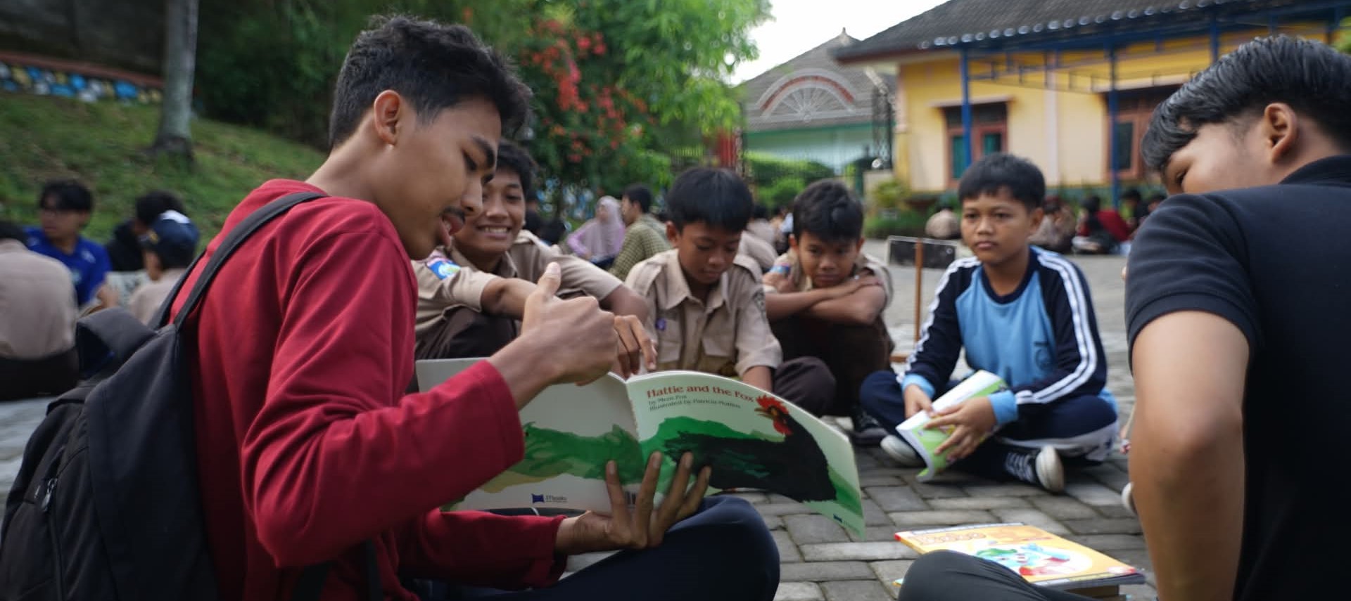Siswa SMPN 16 Mataram membaca buku di halaman sekolah setempat, belum lama ini. Sekolah ini perketat persiapan TKA, fokus literasi dan numerasi.