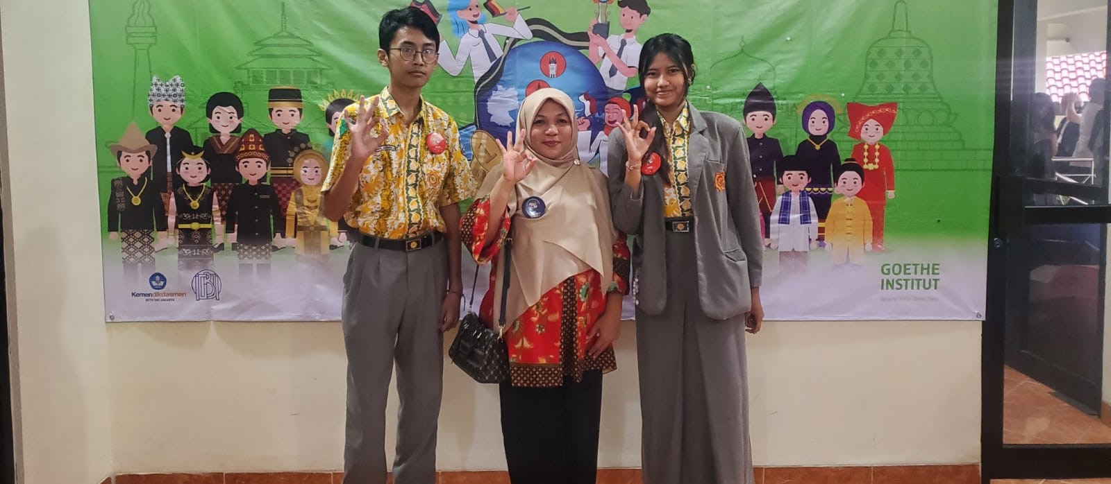 Dua siswa SMAN 3 Mataram Nilam dan Marvel didampingi pembina usai lomba Olimpiade Bahasa Jerman Tingkat Nasional di P4TK Bahasa di Jakarta, Rabu lalu (21/1). Nilam-Marvel, petik pengalaman berharga.