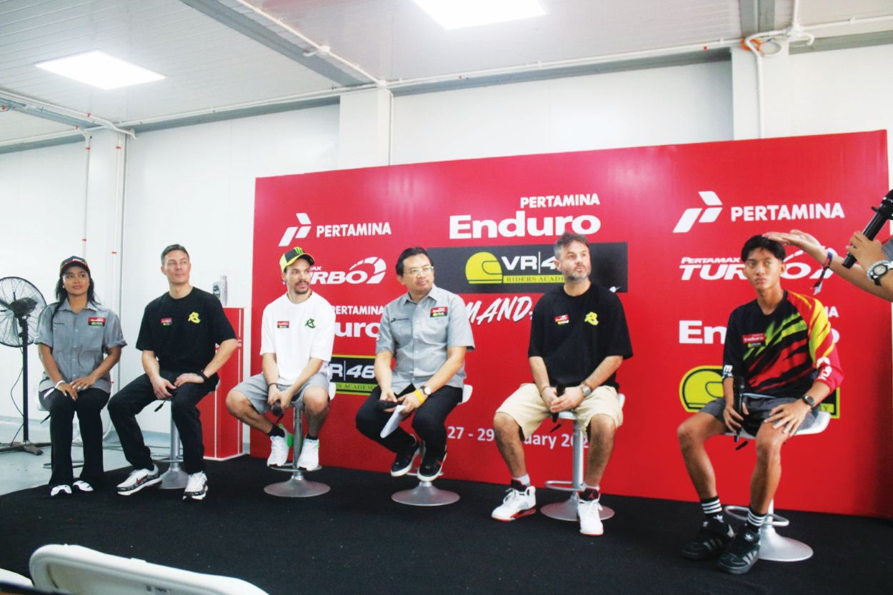 Nugroho Setyo Utomo (tiga dari kanan) bersama CEO VR46 Riders Academy Carlo Casabianca (dua dari kanan) dan Franco Morbidelli (tiga dari kiri) saat memberikan keterangan pada wartawan, kemarin (27/1).