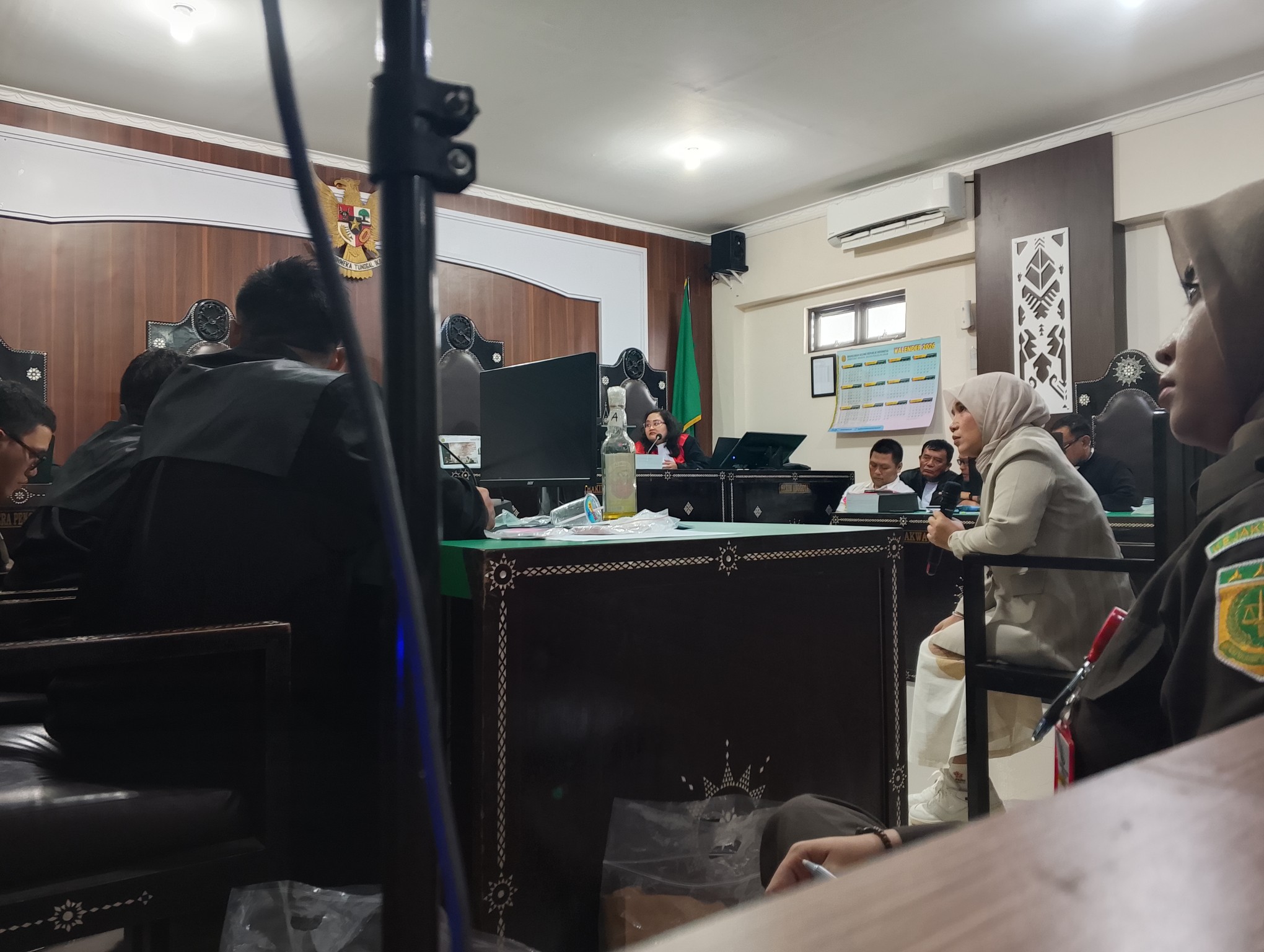 BERIKAN KESAKSIAN: Ahli kriminologi Rena Yulia bersaksi untuk perkara pembunuhan Brigadir Nurhadi di PN Mataram, Senin (26/1).