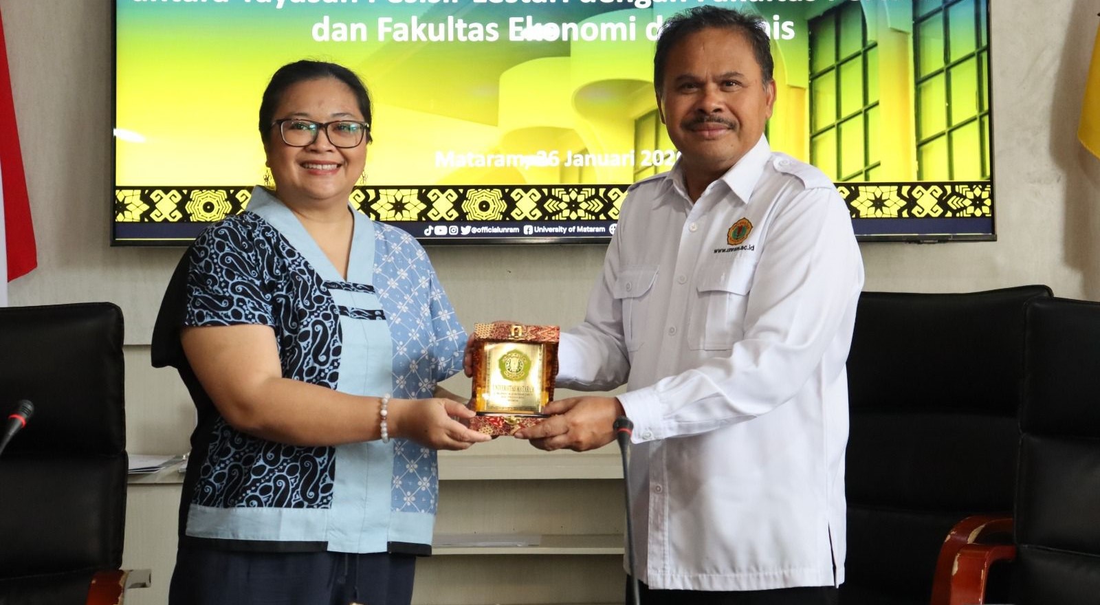 Rektor Unram Prof. Ir. Bambang Hari Kusumo menerima cinderamata pada kunungan Undana di Ruang Sidang Rektor, Rektorat Unram, Senin (26/1). Unram jadi rujukan tata kelola PMB program spesialis.