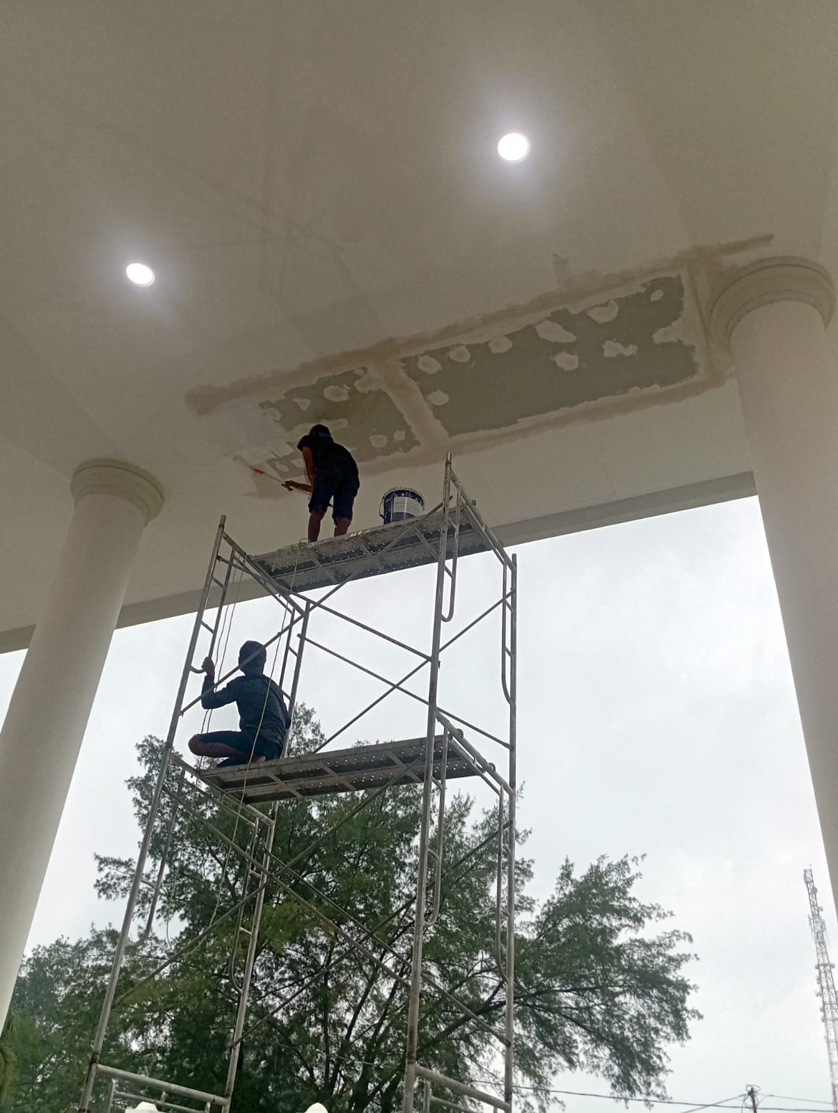 Sejumlah pekerja memperbaiki plafon di gedung baru DPRD Lombok Utara yang sudah rusak.