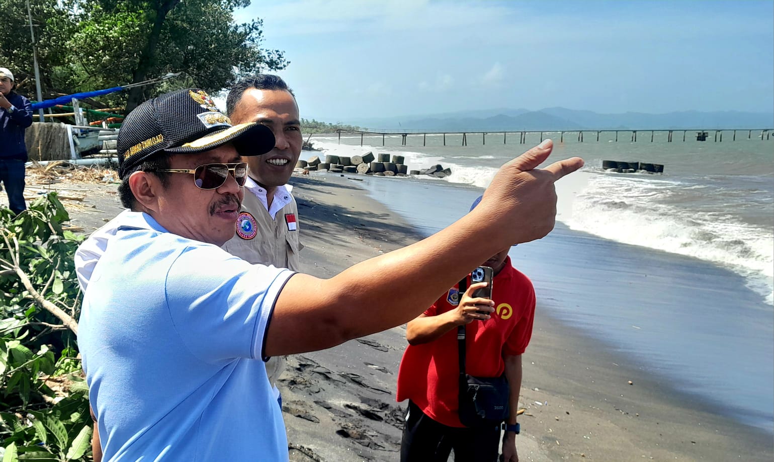 CEK ABRASI: Bupati Lombok Barat Lalu Ahmad Zaini saat meninjau pesisir Pantai Desa Taman Ayu yang dikeluhkan abrasi mencapai puluhan hektare, Sabtu (24/1).