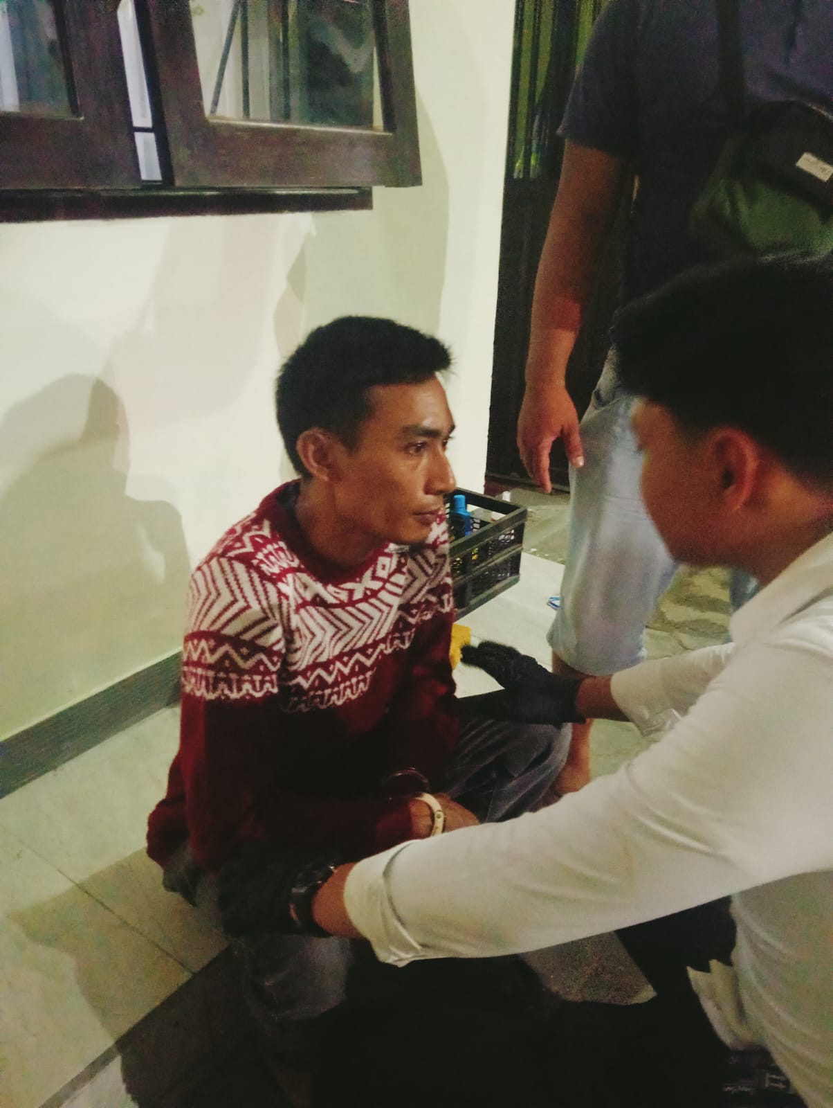 IST/LOMBOK POST   PENANGKAPAN: Tersangka pembunuh dan pembakar ibu kandungnya sendiri diringkus polisi di rumahnya di Monjok, Senin malam (26/1).