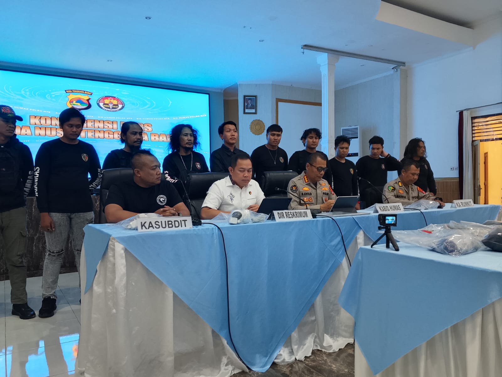 JUMPA PERS: Kabid Humas Polda NTB Kombes Pol Mohammad Kholid bersama Ditreskrimum Polda NTB Kombes Pol Arisandi dan jajarannya memberikan pernyataan atas kasus pembunuhan dan pembakar ibu kandungnya.