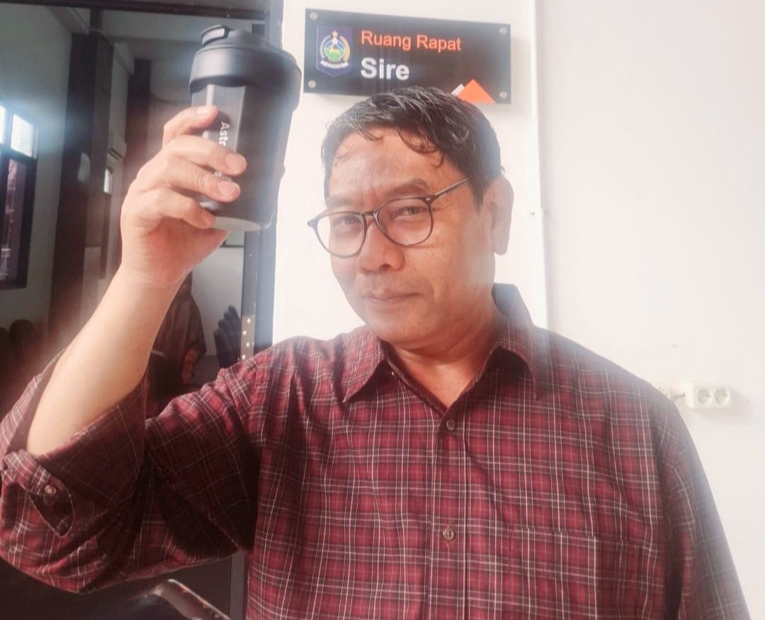 Ketua Komisi II DPRD NTB Lalu Pelita Putra mengkampanyekan gaya hidup sehat ramah lingkungan dengan aktif memakai tumbler.