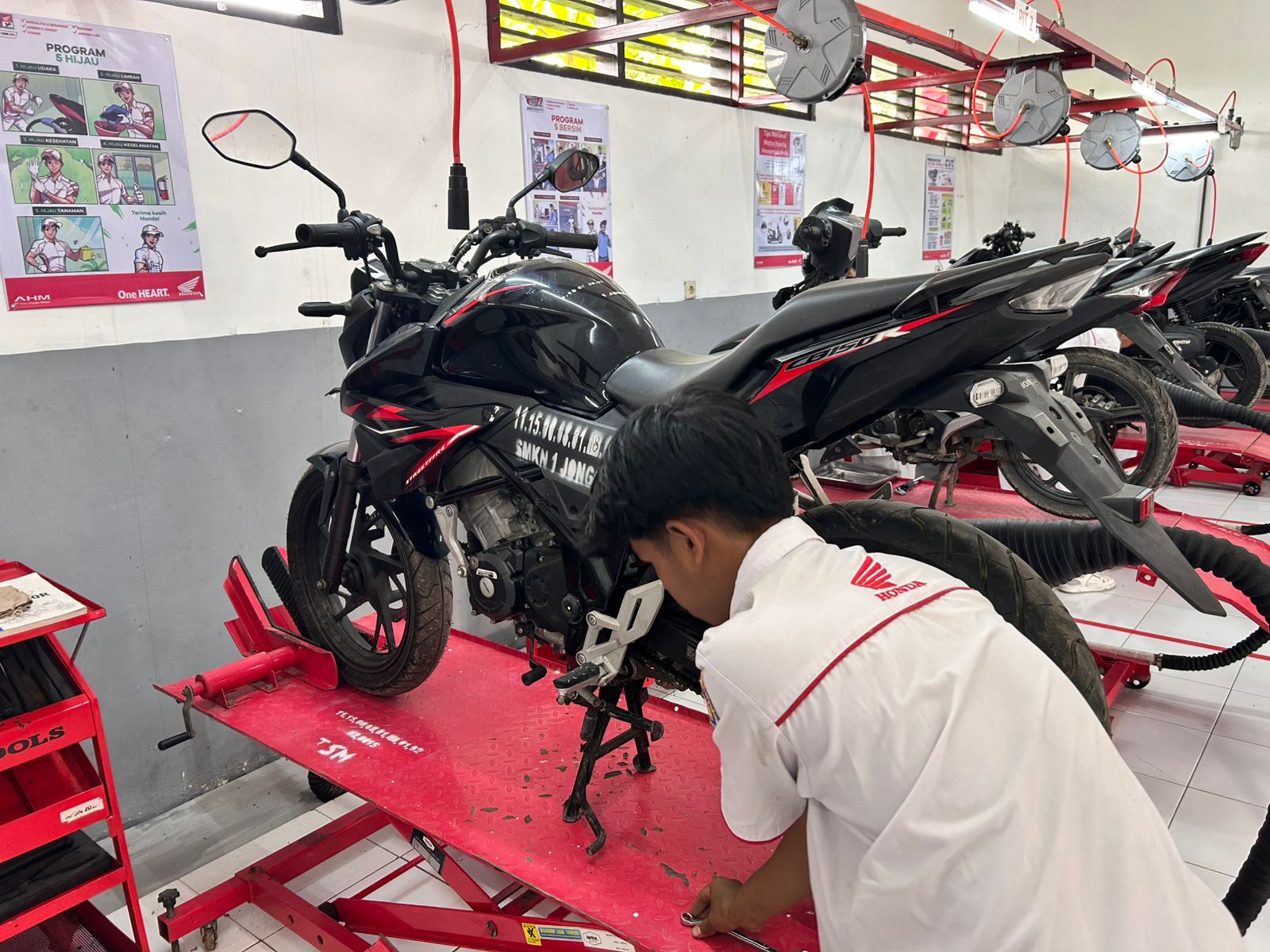 Perkuat Karakter dan Kompetensi, Astra Motor NTB Resmi Gandeng SMKN 1 Jonggat & SMKN 1 Buer dalam Kelas Industri