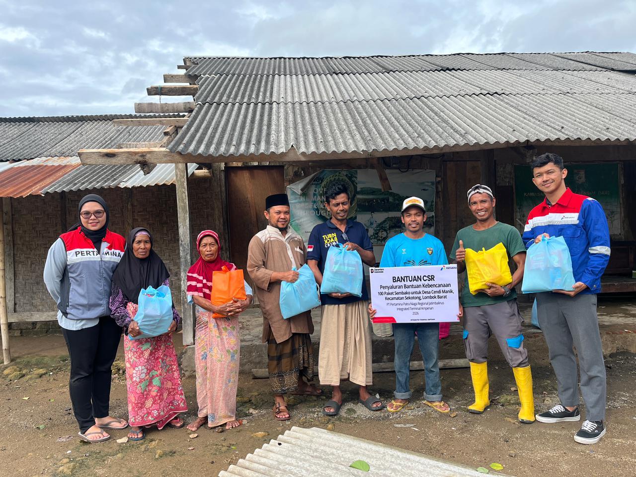 Pertamina Patra Niaga IT Ampenan menyalurkan bantuan sembako, Bright Gas, & geobag untuk warga terdampak banjir & abrasi di NTB. Wujud komitmen sosial perusahaan.