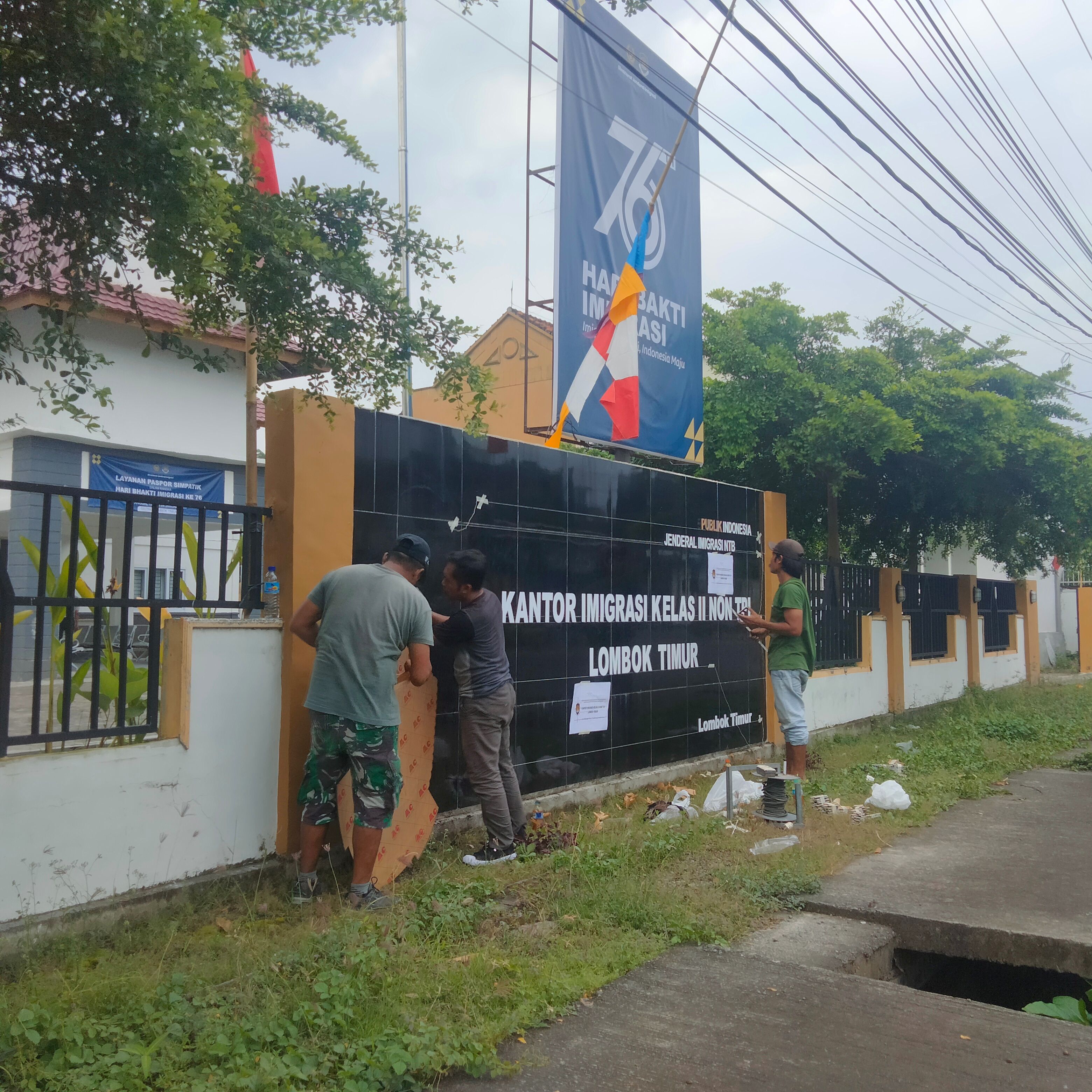 KANTOR IMIGRASI: Sejumlah pekerja sedang mengupdate papan nama kantor unit pelayanan paspor menjadi kantor imigrasi kelas II Lombok Timur.