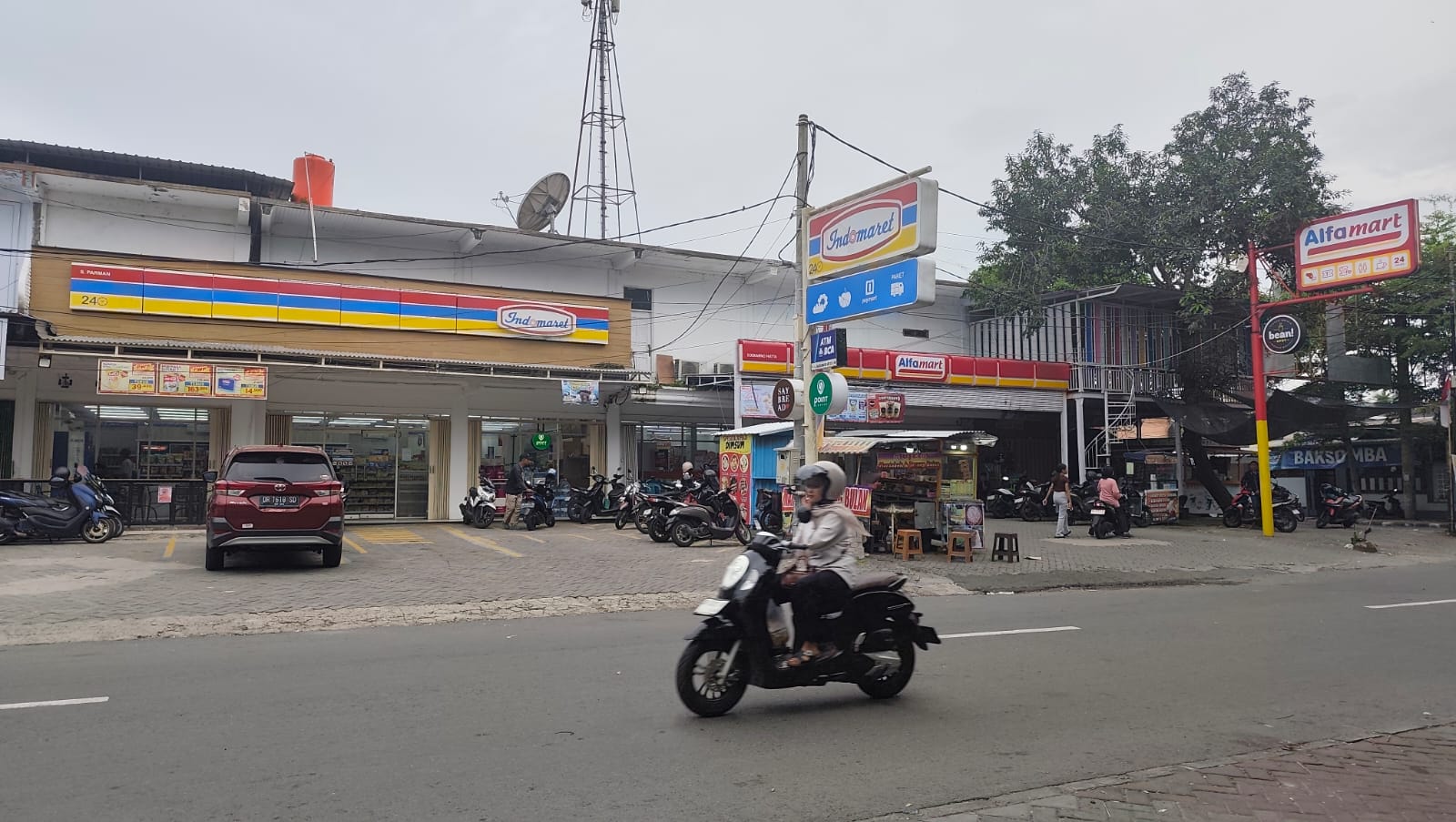 Ritel modern yang berdampingan di depan Masjid Agung turut menjadi sorotan dewan, Senin (26/1).