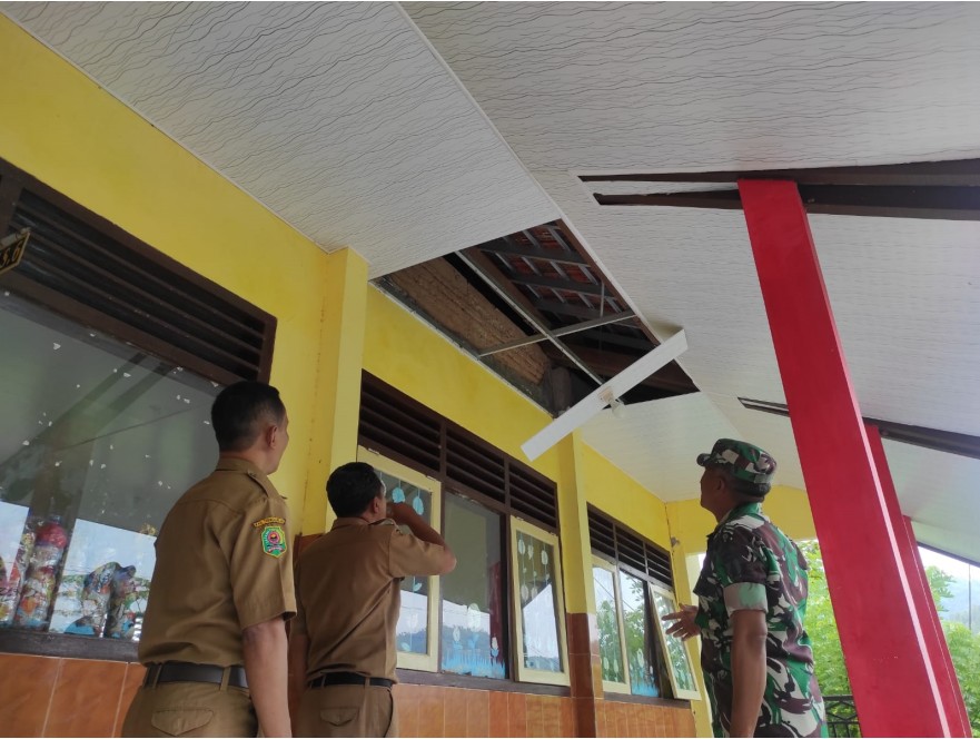 TERUS DIDATA: Petugas BPBD Trenggalek mengecek bangunan sekolah di wilayah Kecamatan Panggul, Trenggalek yang rusak akibat gempa Selasa (27/1).