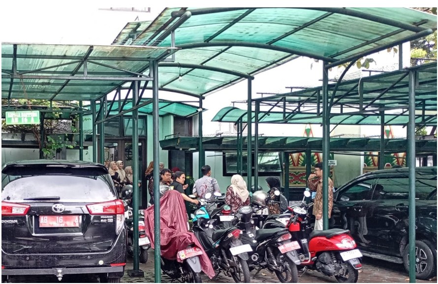 Gempa yang dirasakan masyarakat Jogjakarta di tengah kantor. Sehingga masyarakat keluar ruangan, Selasa (27/1).