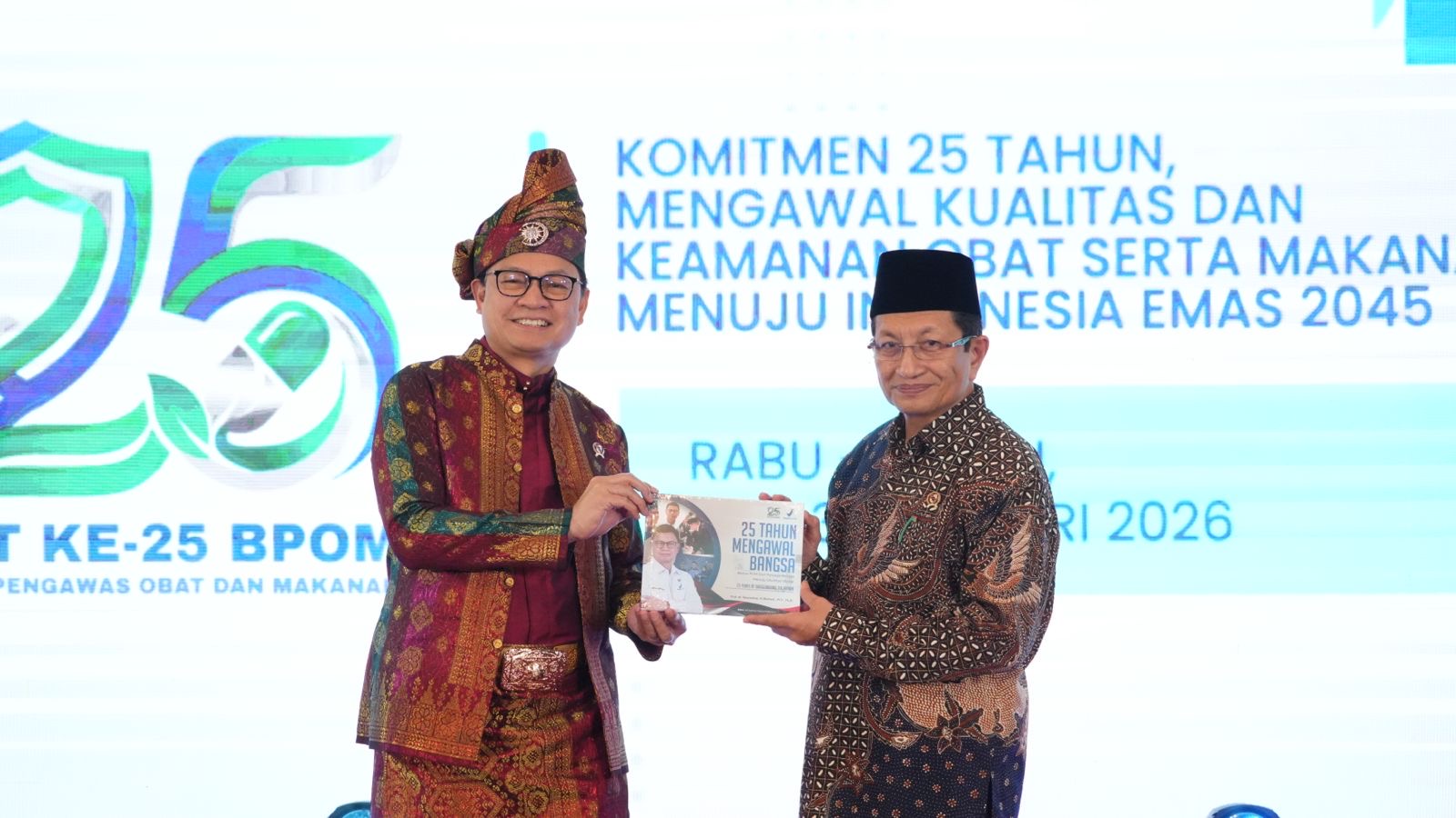Menteri Agama Nasaruddin Umar menerima buku