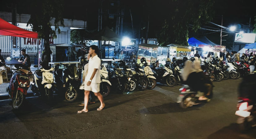 Pedagang kaki lima di jalan adi sucipto depan mario swalayan