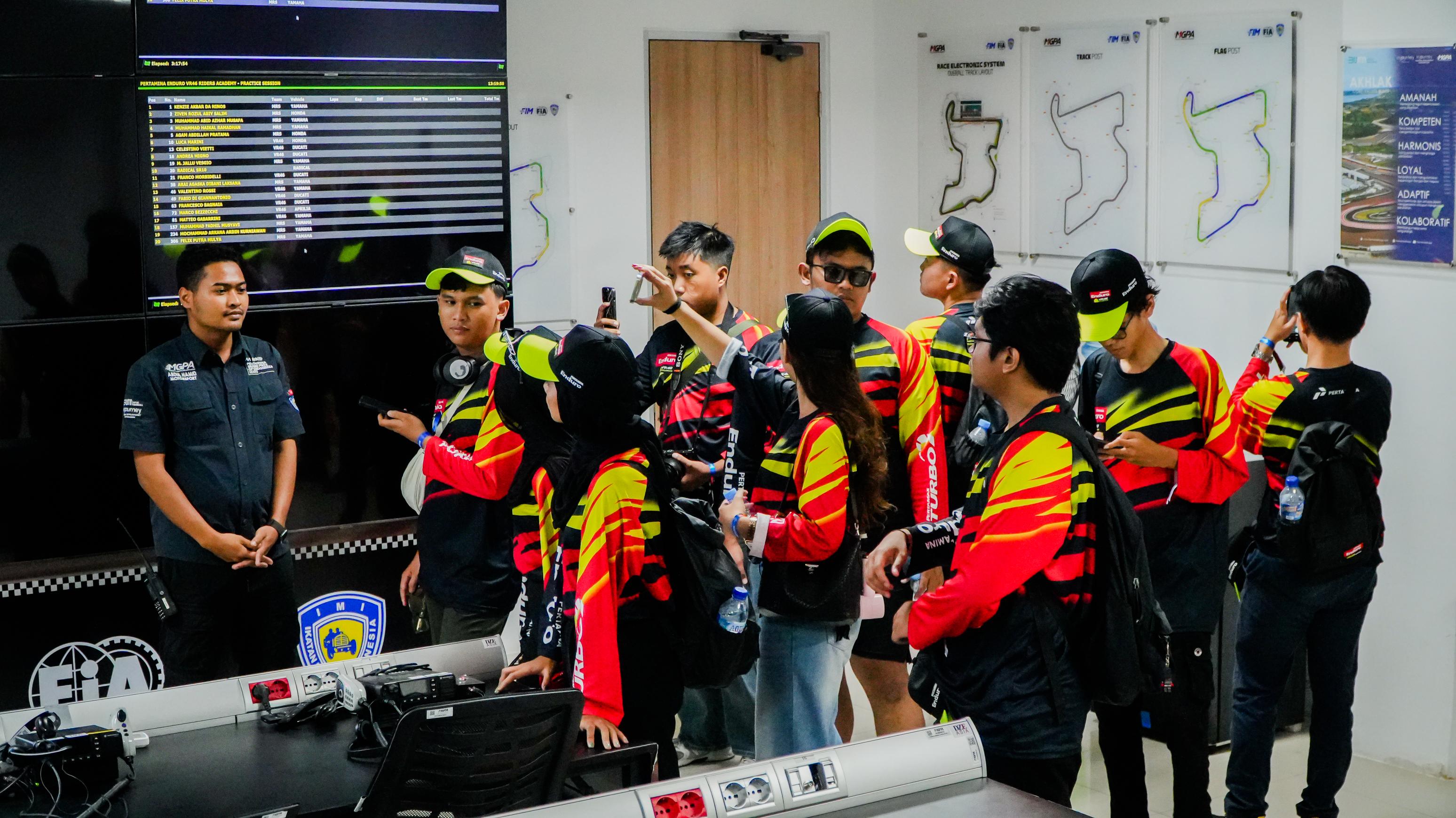Para kreator konten terpilih diajak melihat langsung berbagai fasilitas utama Sirkuit Mandalika