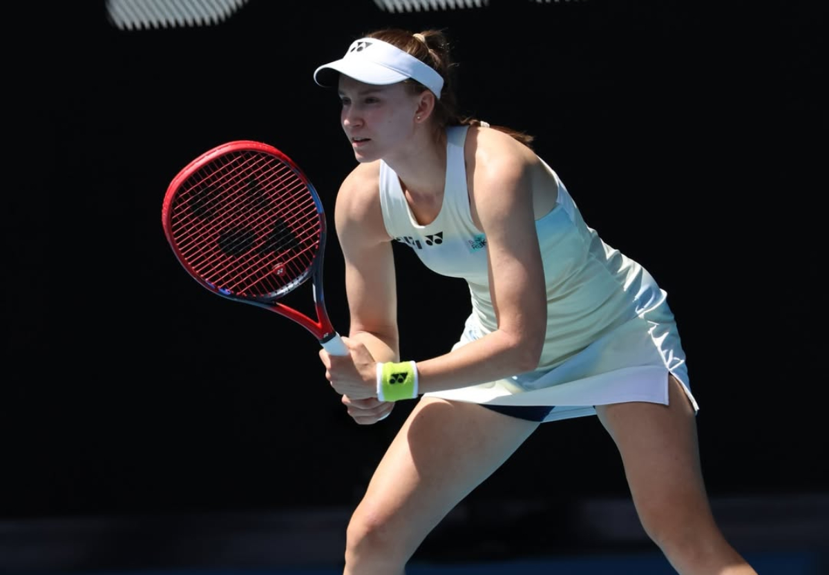 Elena Rybakina singkirkan Iga Swiatek di perempat final Australian Open 2026 dan melaju ke semifinal usai menang 7-5, 6-1.