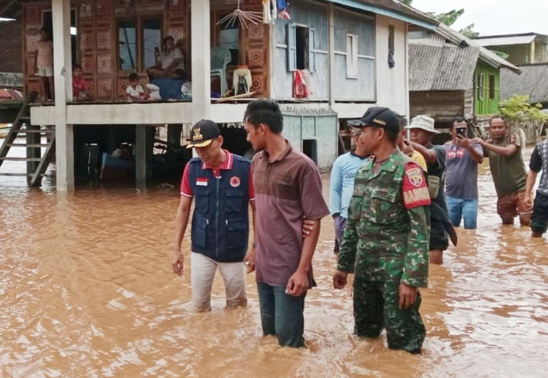 BENCANA ALAM: Rumah warga terendam banjir di salah satu desa, di Kabupaten Sumbawa, akibat hujan lebat yang menyebabkan sungai meluap, Jumat lalu (23/1).
