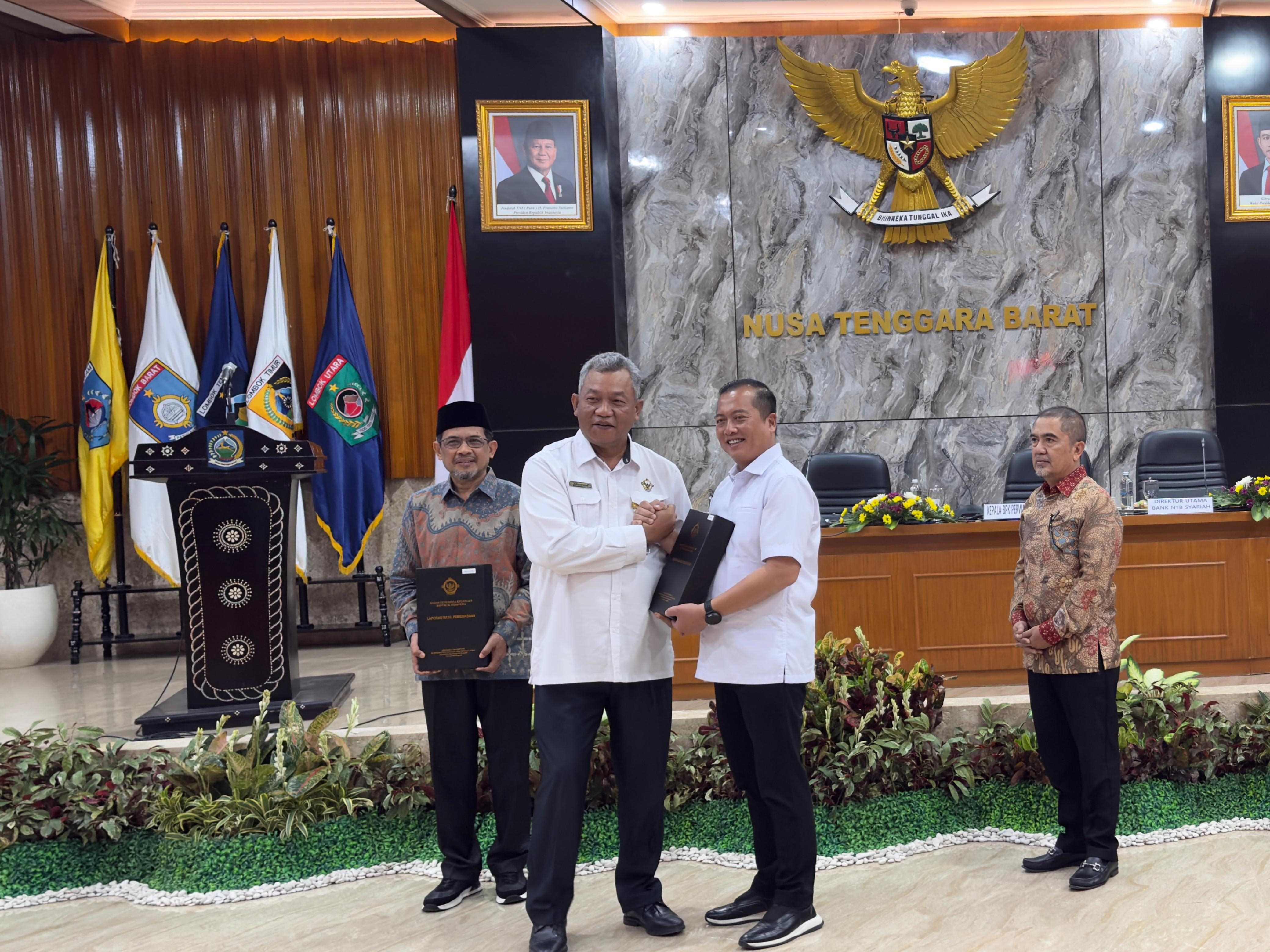 Kepala Perwakilan BPK Provinsi NTB Suparwadi (dua dari kiri) saat menyerahkan LHP BPK Semester II Tahun 2025 Tahap II ke Gubernur NTB Lalu Muhamad Iqbal (dua dari kanan), di Sangkareang, Senin (26/1).