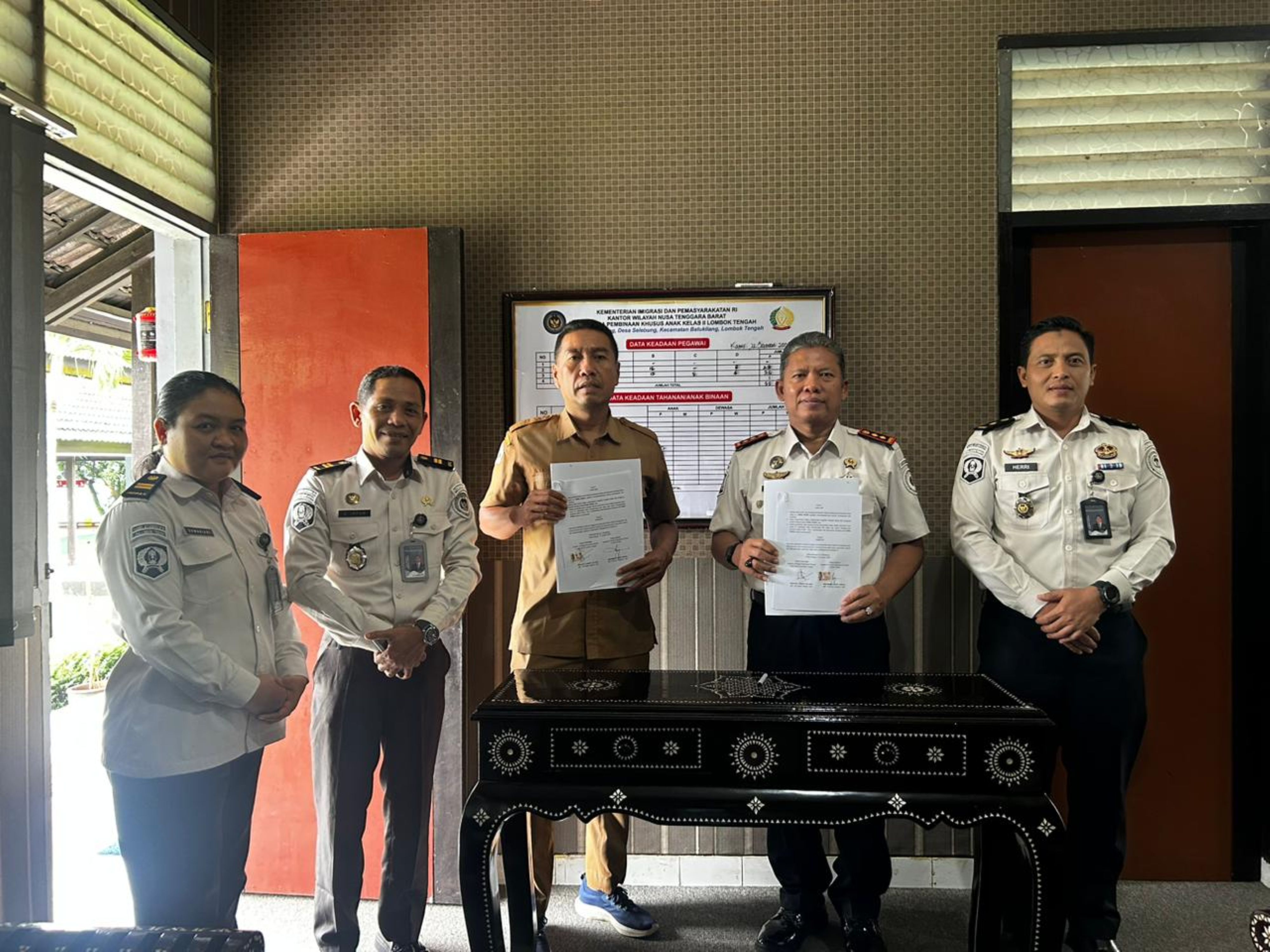 Kepala LPKA Kelas II A Lombok Tengah Hidayat (dua kanan) teken MoU dengan Puskesmas Aik Darek untuk memastikan hak sehat terhadap anak binaan, Selasa (27/1).