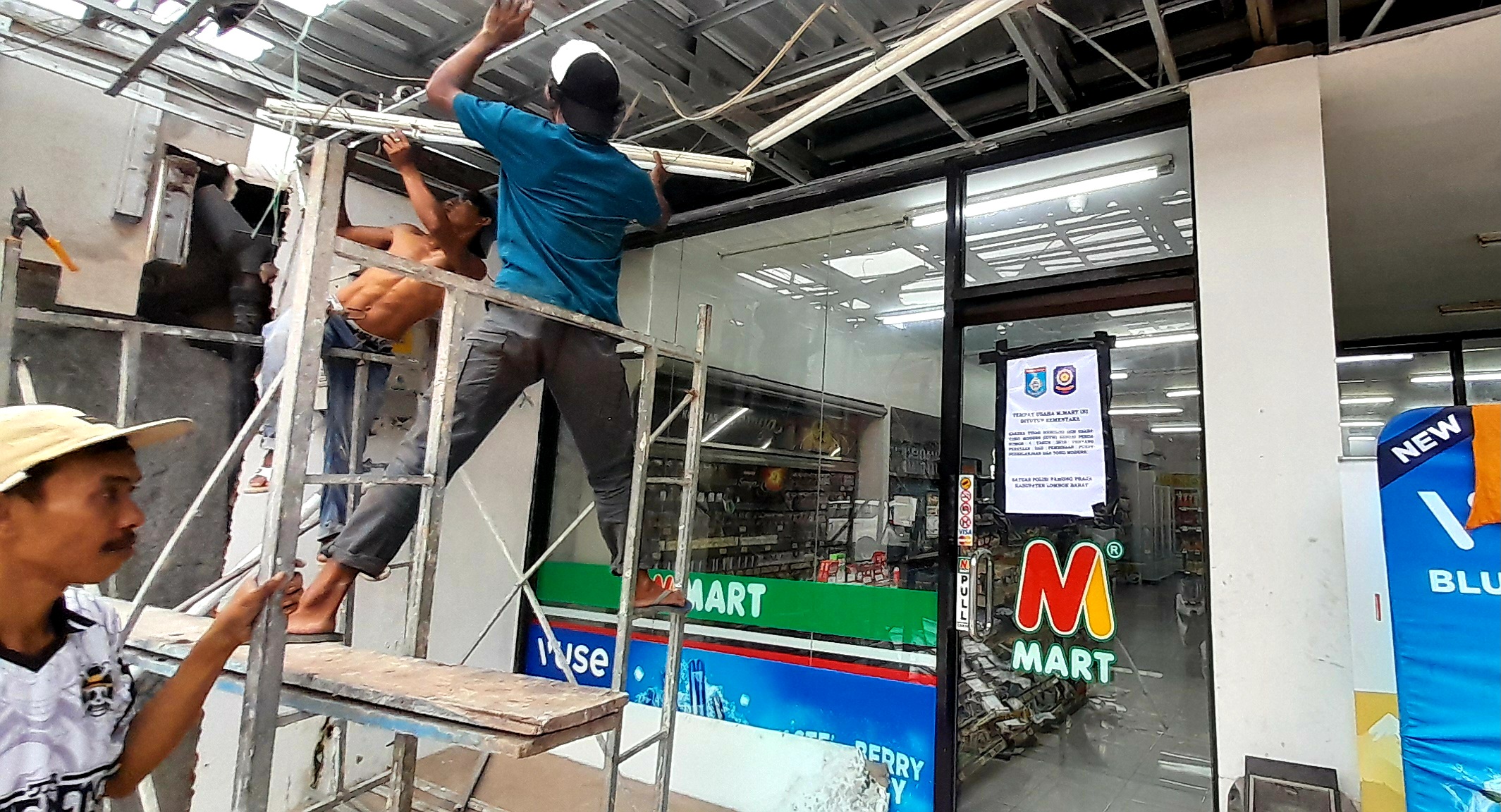 DITUTUP: Salah satu gerai M Mart di kawasan wisata Senggigi masih disegel Satpol PP dan DPMPTSP Lombok Barat.