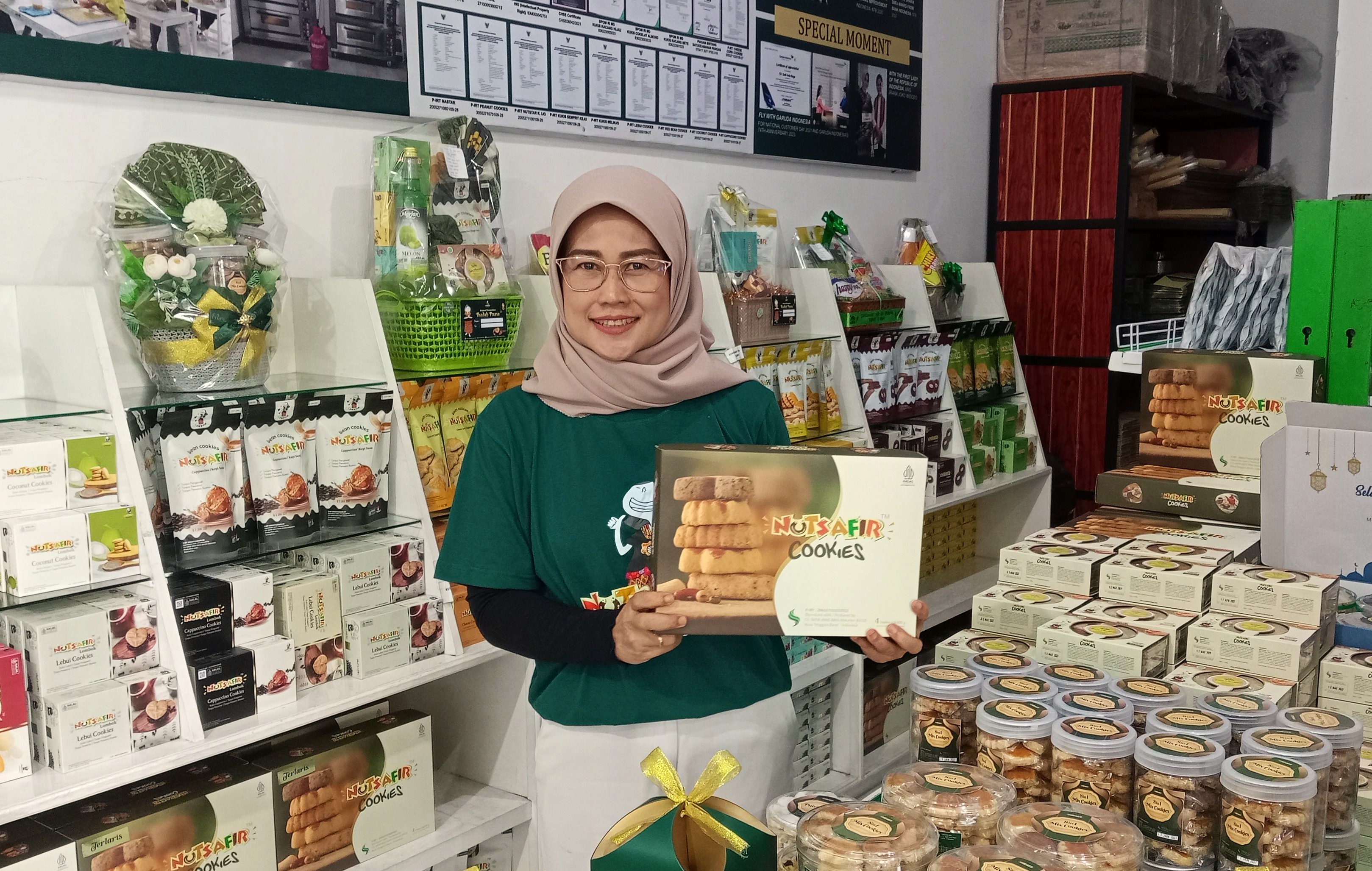 SUKSES: Owner Nutsafir Sayuk Wibawati menunjukkan produk yang ada di rumah produksinya.