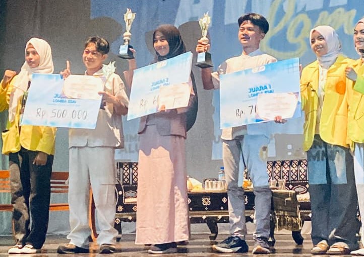 Siswa SMAN 1 Terara M Dimas Ibnu Pratama (kanan) meraih juara 1 lomba esai tingkat Provinsi NTB yang digelar SASAMBO UI di Taman Budaya NTB, Minggu (25/1).Dimas, gaungkan tolak pernikahan dini.