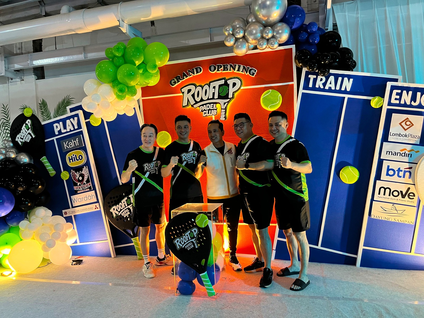 GRAND OPENING: Ketua KONI Mataram H Firadz Pariska (tengah) berfoto bersama para owner Rooftop Padel Club Mataram Mall saat grand opening, Sabtu (24/1).