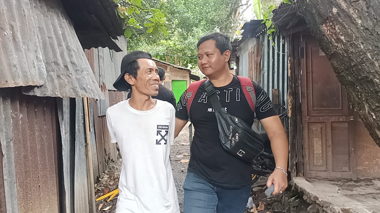 PENANGKAPAN: Polisi menggiring terduga pengedar sabu berinisial M usai penangkapan di wilayah Bertais, Kecamatan Sandubaya, Kota Mataram, Senin (26/1) lalu.