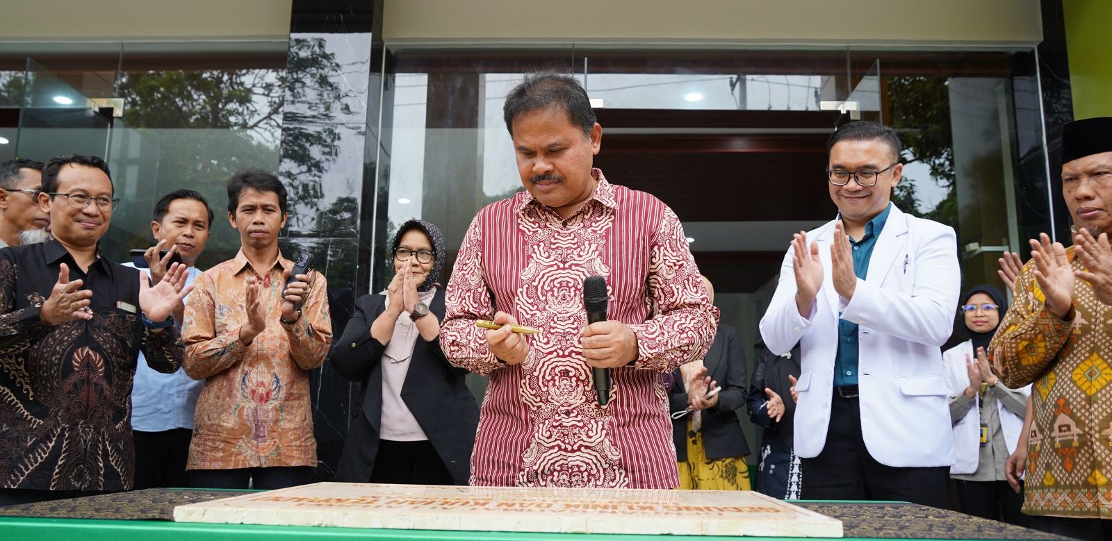 Rektor Unram Prof. Ir. Bambang Hari Kusumo meresmikan Gedung Klinik dan Kuliah Bersama Unram, hadirkan layanan 24 jam dan smart classroom.
