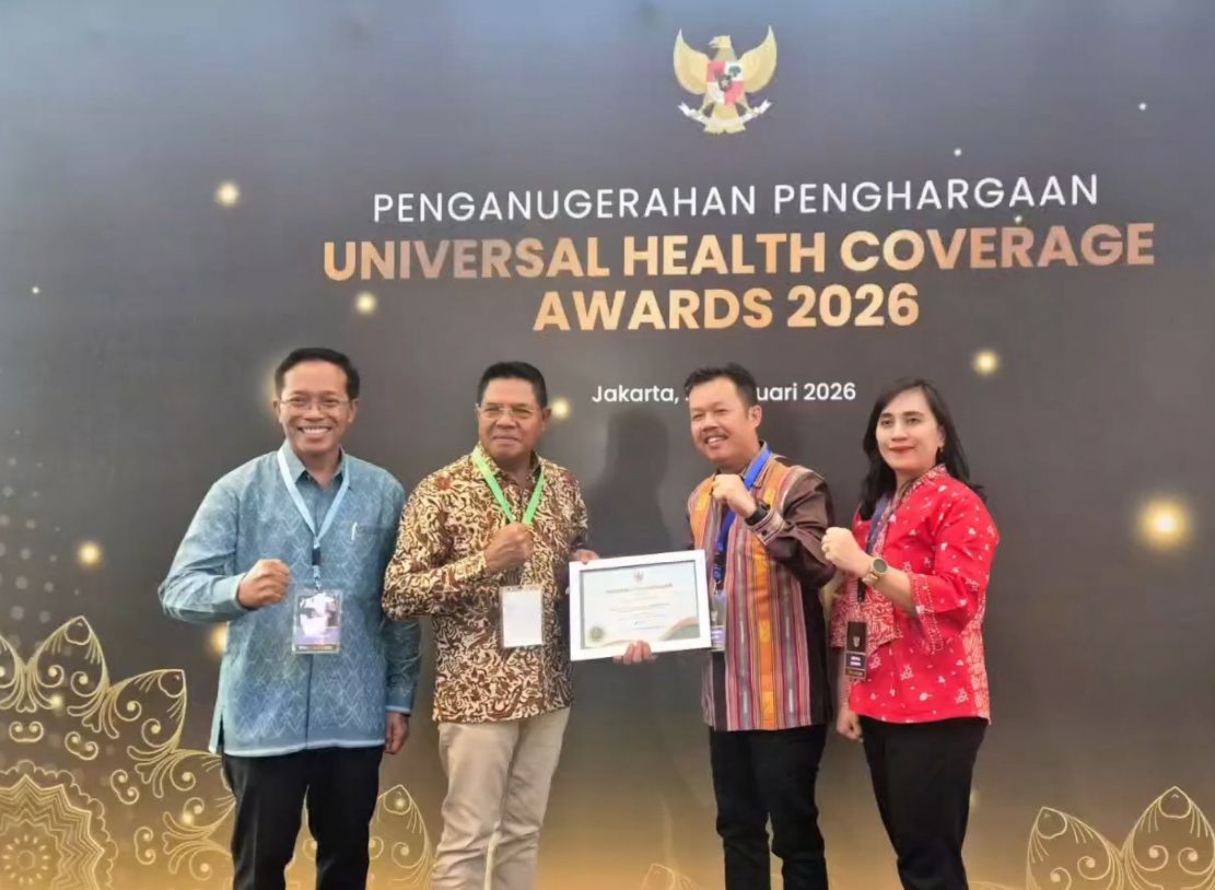 Bupati Lombok Timur bersama didampingi Sekda Lotim dan Kepala BPJS Lotim saat menerima penghargaan pada UHC Award 2026 di Jakarta
