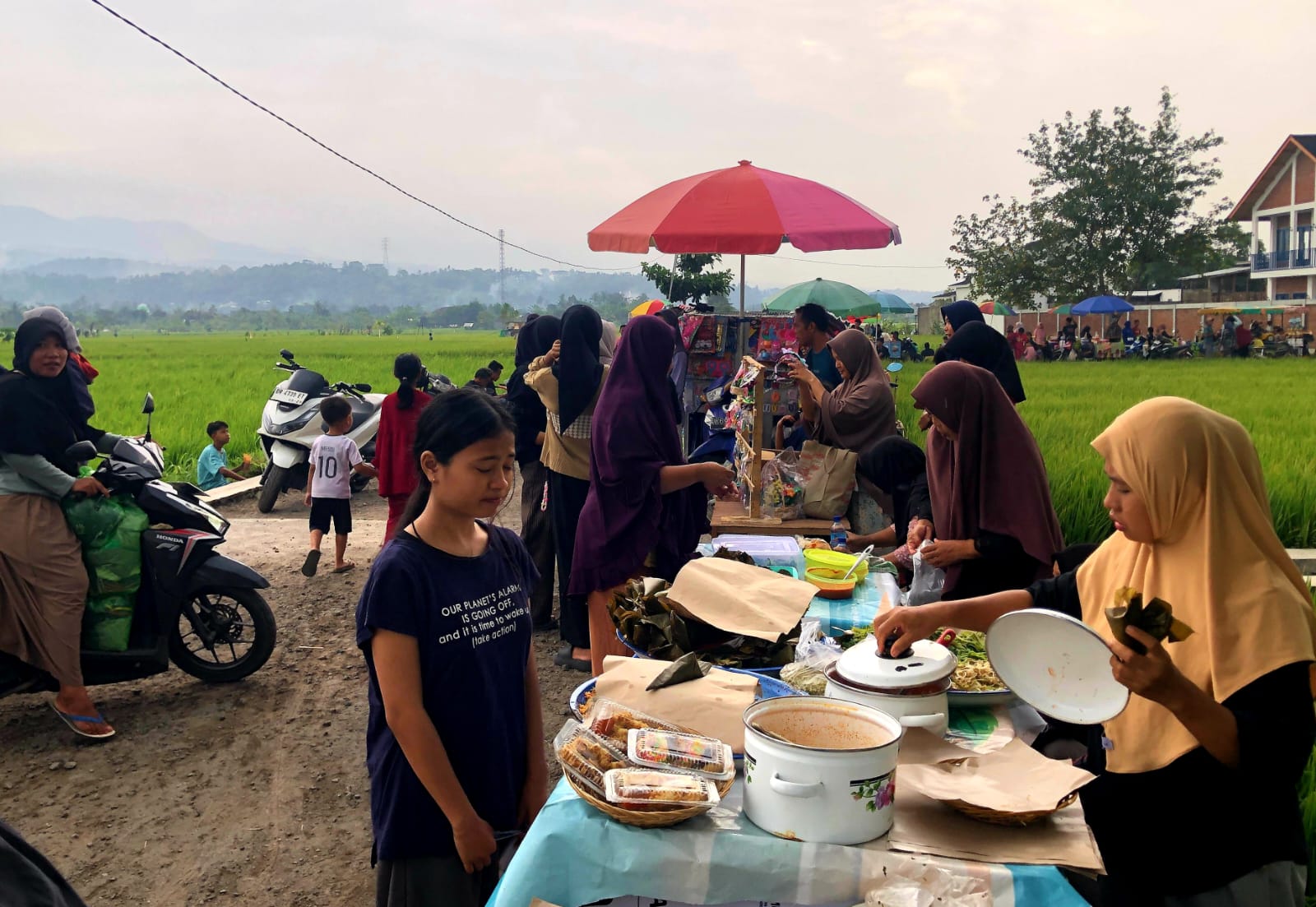 DESTINASI WISATA BARU: Kuliner Tepi Sawah Dusun Penyangget, Desa Senteluk, Kecamatan Batulayar, Lombok Barat menjadi idola baru warga maupun wisatawan.
