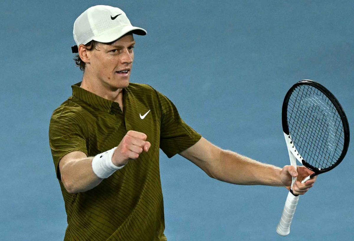 Jannik Sinner mengalahkan Ben Shelton dan melaju ke semifinal Australian Open, menjaga peluang meraih gelar ketiga beruntun di Melbourne.