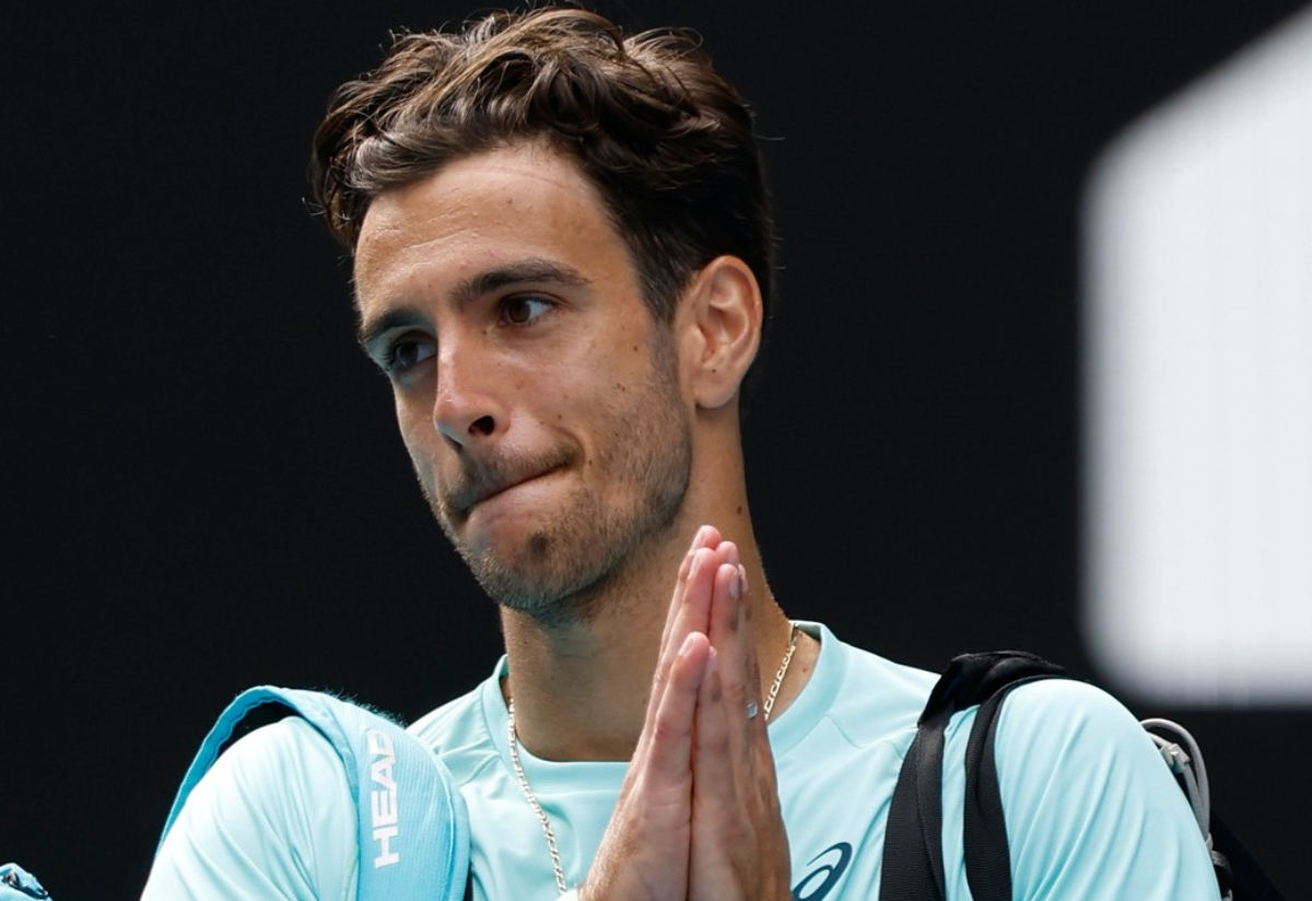 Lorenzo Musetti mundur saat unggul dua set atas Novak Djokovic di perempat final Australian Open, membuka jalan Djokovic ke semifinal.