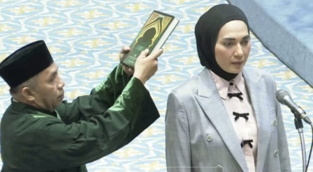 Wakil Ketua DPR RI Sari Yuliati mengucapkan sumpah jabatan saat pelantikan dalam rapat paripurna di Gedung Nusantara II, kompleks parlemen, Senayan, Jakarta, Selasa (27/1).
