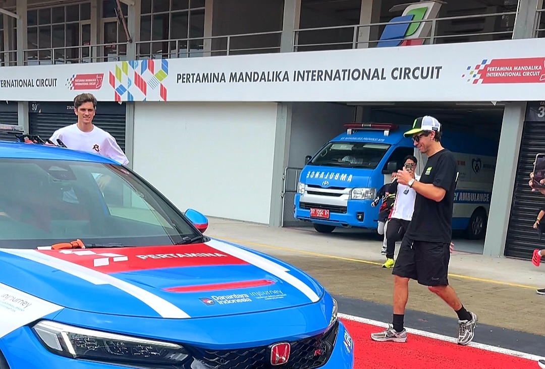 JAJAL MANDALIKA: Valentino Rossi saat berada di Sirkuit Mandalika bersama tim VR46 Academy sejak Selasa (27/1).