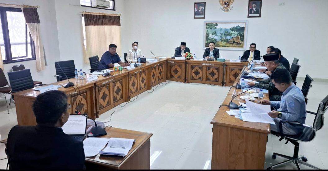 Para anggota Komisi I DPR NTB saat menggelar uji kelayakan dan kepatutan terhadap calon Komisioner KI Provinsi NTB secara panel, Senin (26/1).